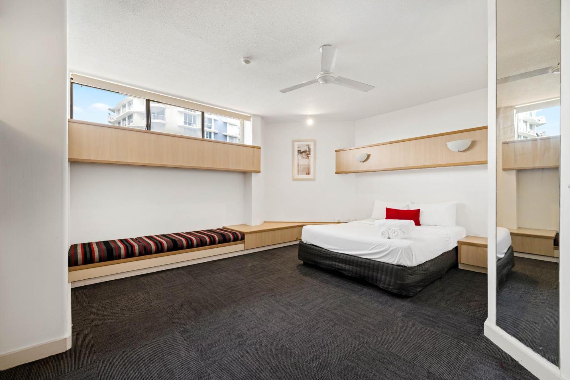 Tiki Hotel Apartments Surfers Paradise Gold Coast Buitenkant foto