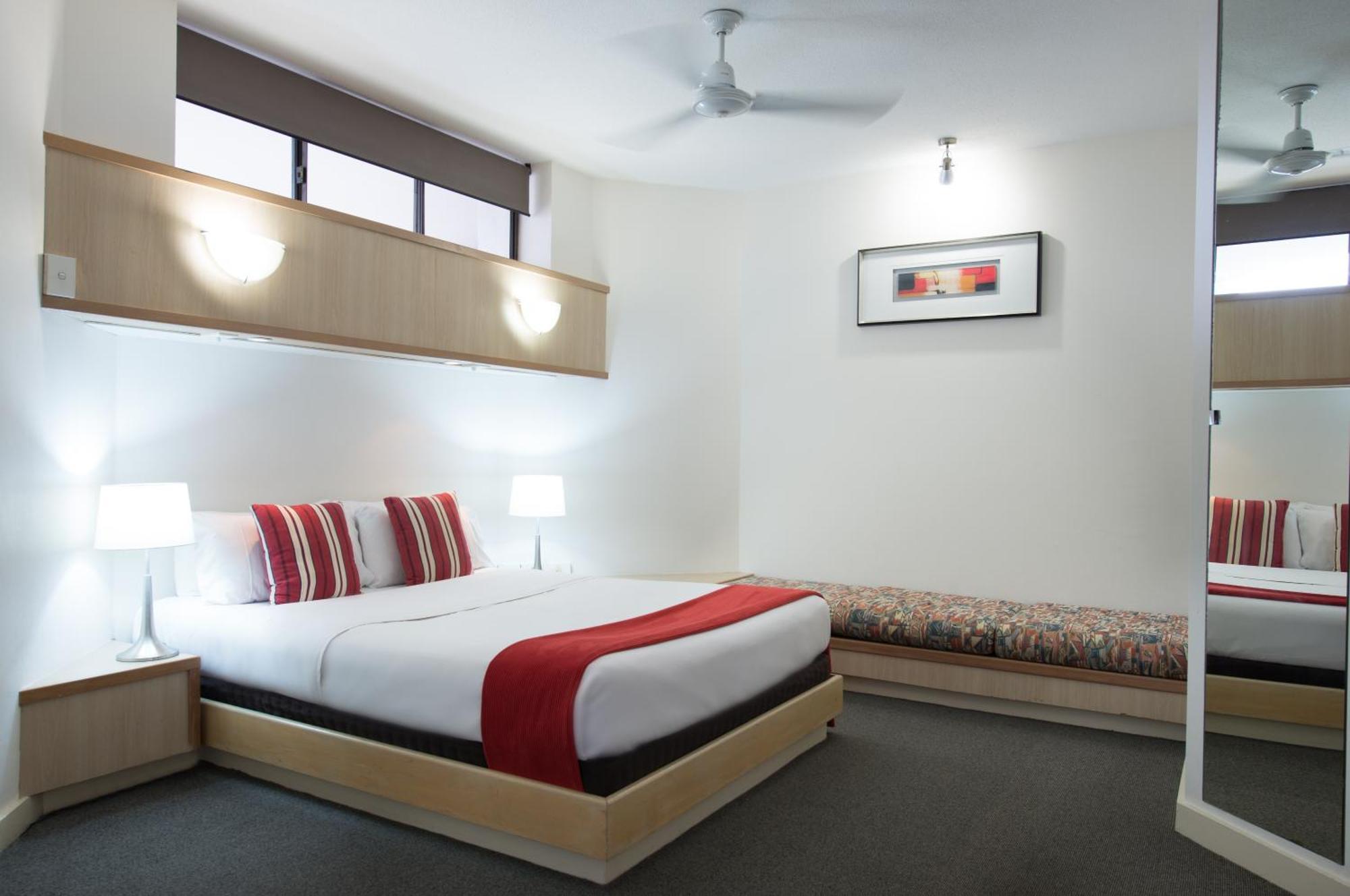 Tiki Hotel Apartments Surfers Paradise Gold Coast Buitenkant foto