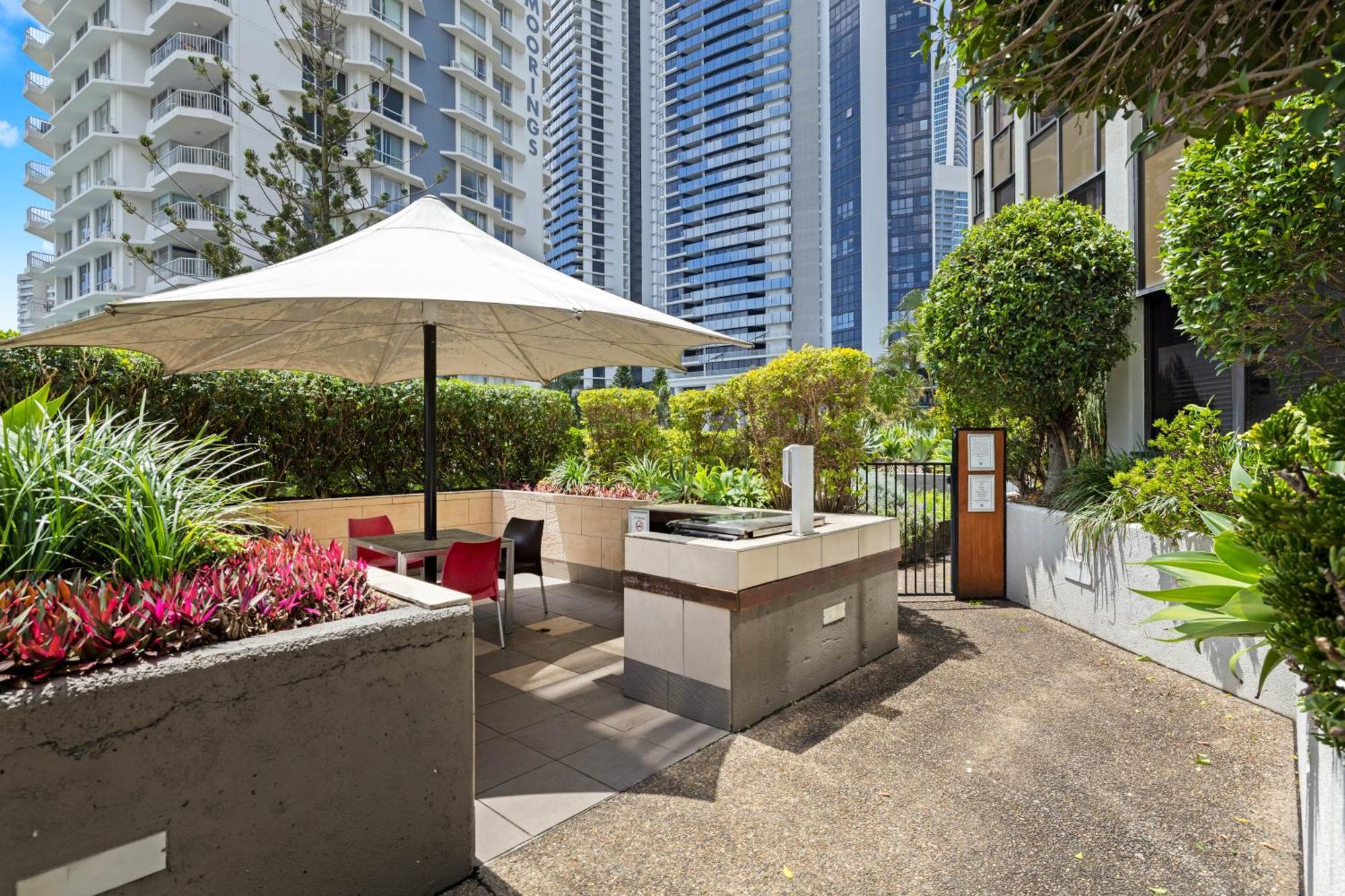 Tiki Hotel Apartments Surfers Paradise Gold Coast Buitenkant foto
